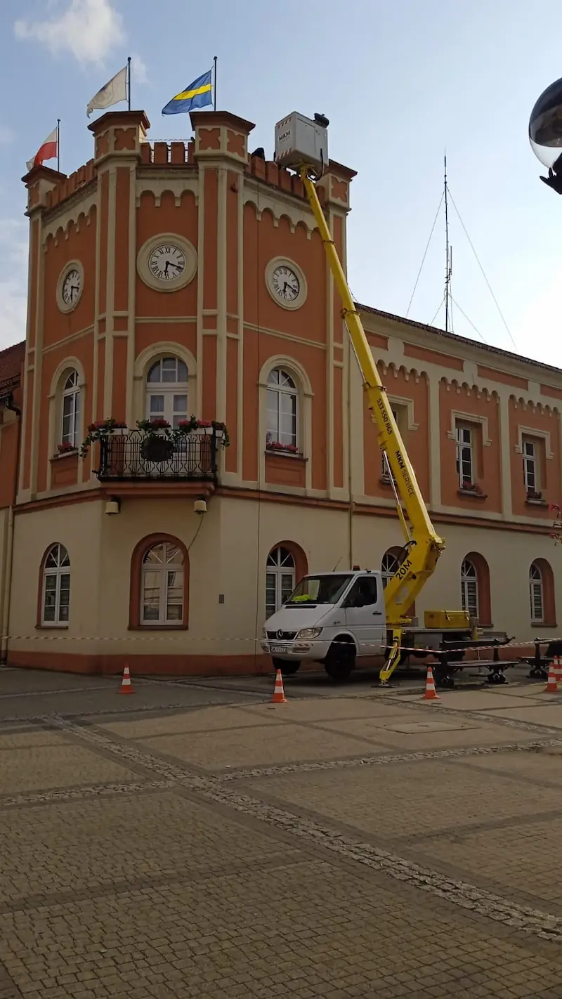 MKM Service – Montaż sceny na dachu urzędu miasta