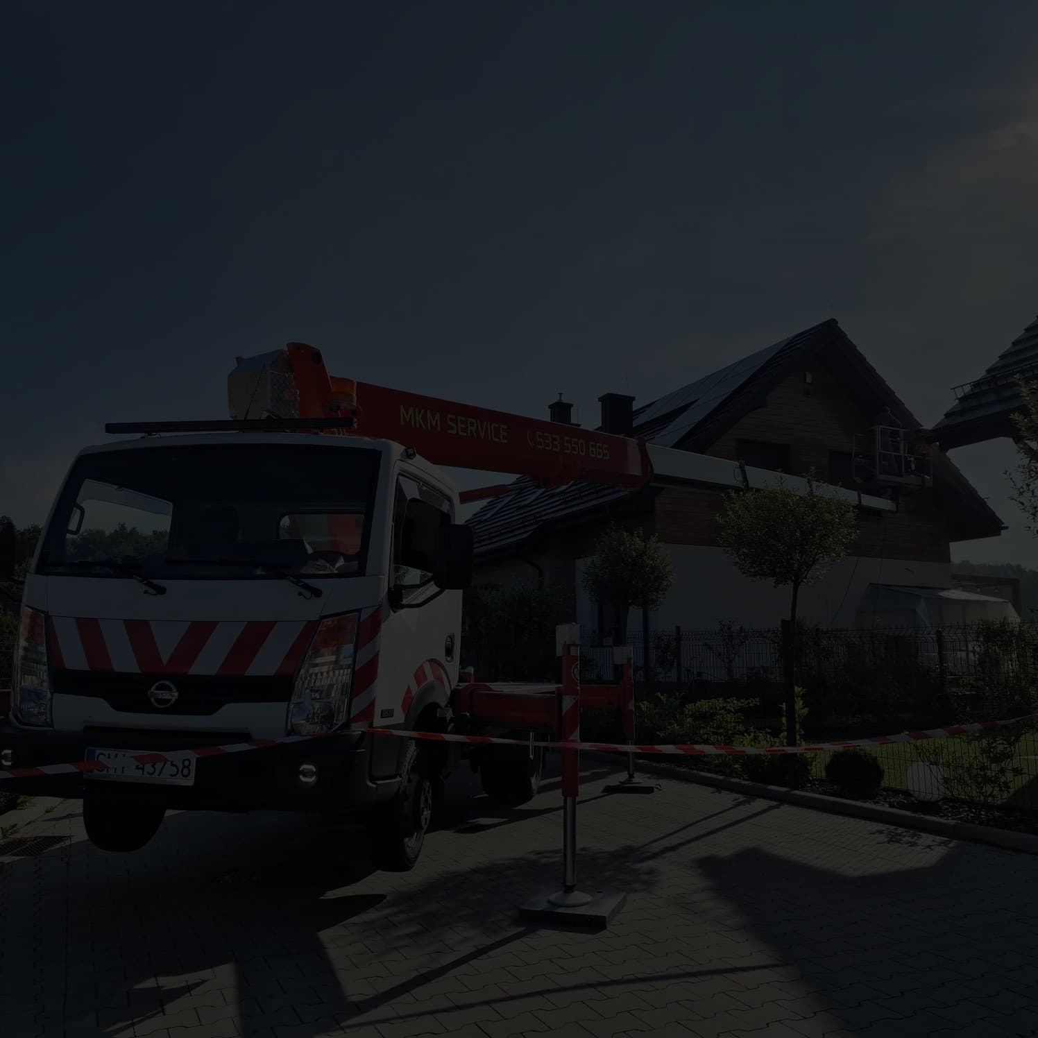 Podnośnik koszowy MKM Service w pracy
